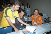 O coordenador de Biodiversidade da SEMA-PR Ricardo Ramirez mostra os planos do Jardim Bot�nico de Londrina para o pesquisador do J Bot�nico do Rio de Janeiro Vidal de Freitas e para Cl�udio Nicolleti de Paula do mesmo Jardim Bot�nico do Rio de Janeiro. Foto: Julio Covello-SECS